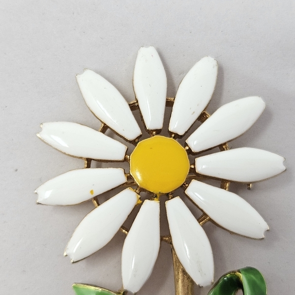Daisy Pin Brooch White Petals Yellow Center Enamal Springtime 2.5 Inch Gold Tone - Picture 2 of 8